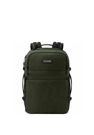 Zaino rettangolare verde scuro con più scomparti con cerniera e patch con logo Dakine sul pannello anteriore.