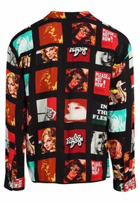 Koszula z długim rękawem z kolorowymi kwadratami pop art przedstawiającymi kobiece twarze oraz tekstami takimi jak "Proszę, nie teraz!" i "Czas radia" na czarnym tle.