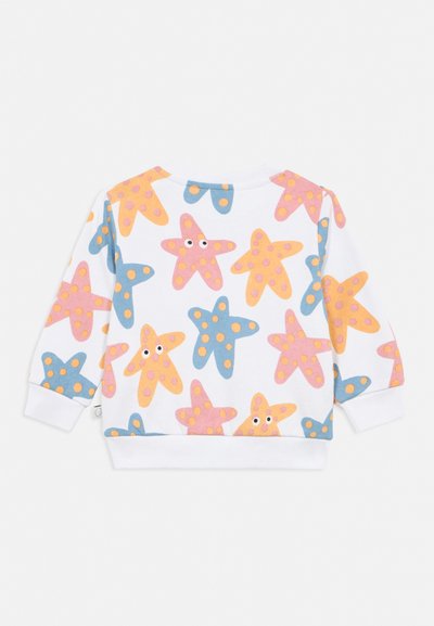 Λευκό φούτερ με μακριά μανίκια με πολύχρωμα σχέδια αστεριών σε ροζ, πορτοκαλί και μπλε, μερικά με μάτια, ομοιόμορφα κατανεμημένα στο ύφασμα.