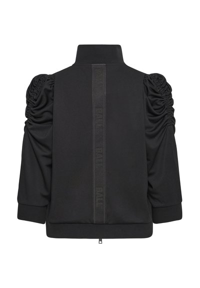 Crna sportska jakna s naboranim rukavima, visokim ovratnikom i okomitim teksturiranim prugama na leđima. Ima pristisnute manžete i prošiveni donji rub s patentnim zatvaračem.