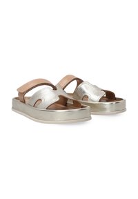 Sølvmetallic sandaler med flad platformssål, der har et brunt læderrem og udskæringsdesign for åndbarhed.