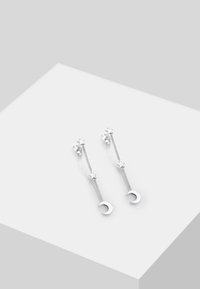 Sudraba pilienu auskari ar ķēdes dizainu, ar sīkiem zvaigžņu un pusmēness akcentiem galos. Gluda metāla apdare.