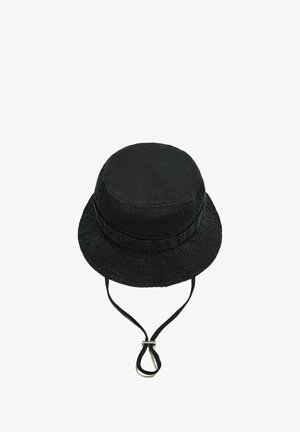 Czarny kapelusz typu bucket wykonany z teksturowanej tkaniny, z okrągłą koroną, szerokim rondem i regulowanym paskiem na brodę zapewniającym pewne dopasowanie.