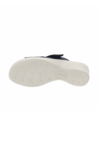 Sandalia de marina sin hebillas con tira ajustable, parte superior texturizada y suela de goma blanca con ranuras para tracción y comodidad.