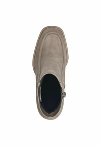 Bottine en suède gris à bout arrondi, fermeture éclair sur le côté et détails cousus autour de la couture ; intérieur sombre avec doublure rembourrée.