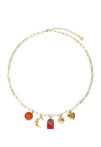 Collar de cadena de oro con eslabones alargados, que presenta cinco charms coloridos: sol, corazón, luna creciente, puerta y círculo.