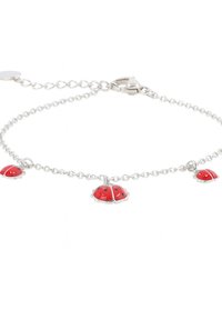 Bracciale a catena in argento con tre charm a forma di coccinella in smalto rosso. Ogni charm presenta macchie nere e una finitura metallica. Chiusura a moschettone.