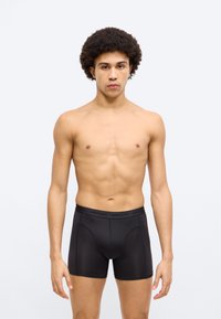 Μαύρα boxers με λεία, ελαστική ύφανση. Διαθέτουν ζώνη μέσης με διακριτικό λογότυπο και εφαρμοστή σχεδίαση για άνεση.