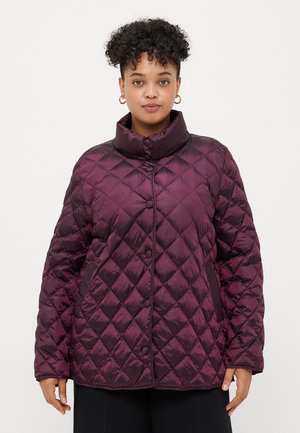 Chaqueta acolchada en ciruela oscuro, con acolchado en forma de diamante, cuello alto y cierres a presión. Fabricada con material brillante y ligero.