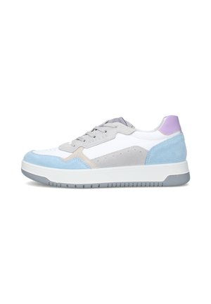 Sneaker basso con dettagli in camoscio bianco, grigio e blu, toppa sul tallone color lavanda e suola in gomma, vista dal lato esterno.