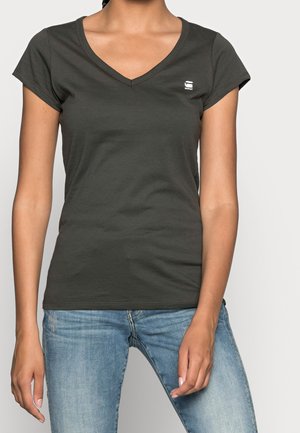 Dunkelgrünes kurzärmliges V-Ausschnitt-T-Shirt aus Baumwolle, mit einem kleinen weißen Logo auf der linken Brust und einer taillierten Silhouette.