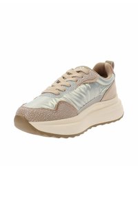 Sneaker beige chiaro con pelle testurizzata e dettagli in argento lucido. Presenta una suola spessa e chiusura con lacci per una vestibilità sicura.