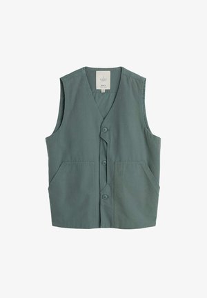 Pánský bezrukávový svetr v tlumené zelené barvě, s výstřihem do V, třemi knoflíky a dvěma předními kapsami. Vyrobeno z měkké, strukturované látky.