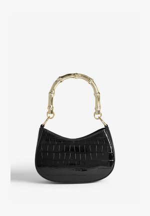 Černá lakovaná kožená kabelka s zakřiveným tvarem, vyraženým krokodýlím vzorem a zlatým bambusovým uchem.