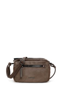 Borsa a tracolla in pelle marrone con superficie texture, scomparti con zip, tracolla regolabile e logo in rilievo sul davanti.