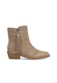 Stivale alla caviglia in suede beige con tacco basso, dettagli borchiati lungo il lato e un nastro decorativo attaccato alla cerniera.