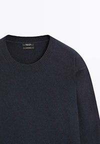 Maglione a girocollo blu navy realizzato in 100% cashmere, con colletto a costine e texture morbida. Etichetta visibile sul collo.