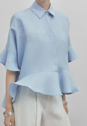 Lichtblauw, kortärmlig blouse met een omgeslagen kraag en een uitlopende peplumzoom. Gemaakt van een gestructureerde stof, met minimale naaddetails.