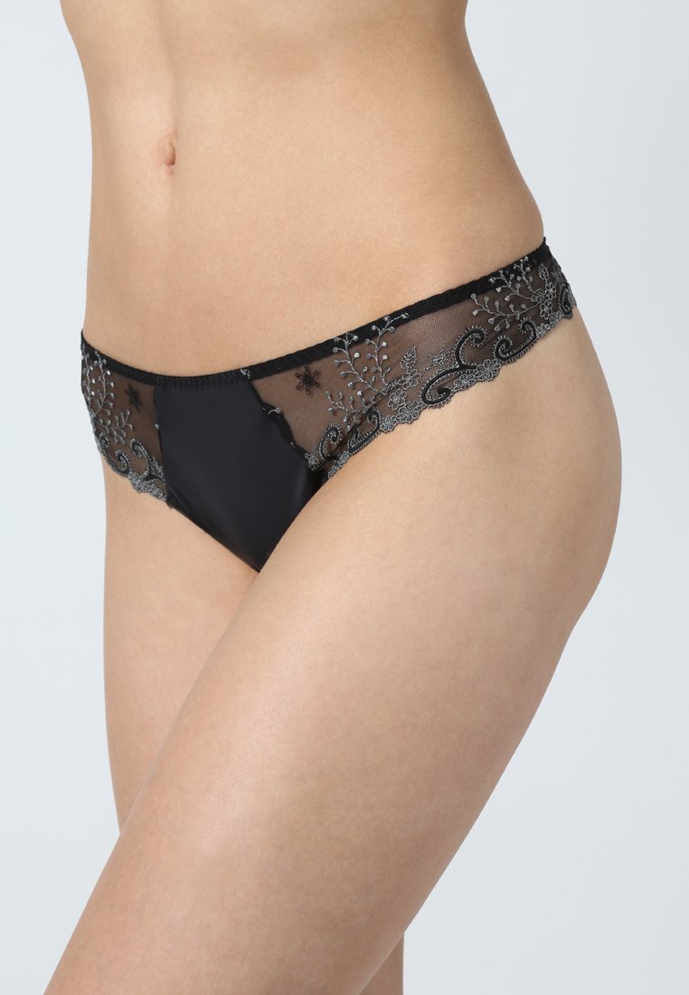 Sous-vêtements noirs avec des détails en dentelle transparente le long de la taille, ornés d'une broderie florale en fil argenté sur les bords.