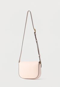 Világos rózsaszín bőrből készült, sima tapintású, ívelt formájú keresztpántos táska, aranyszínű fém díszítésekkel és állítható pánttal.