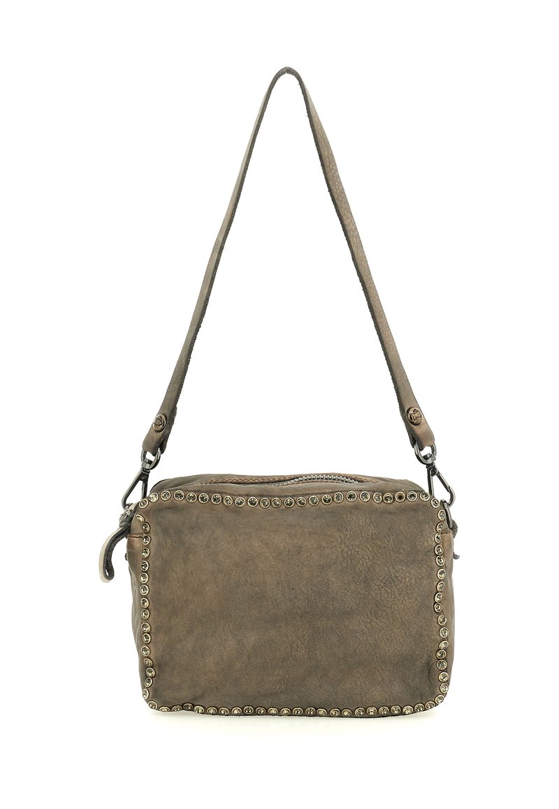 Borsa a tracolla in pelle marrone con superficie testurizzata, chiusura con cerniera e borchie metalliche decorative lungo i bordi. Tracolla regolabile inclusa.