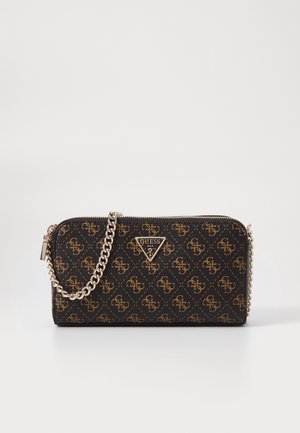 Pochette Guess noire avec motif monogramme marron, fermeture éclair argentée, bandoulière chaîne et logo triangulaire Guess USA à l'avant.