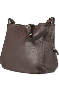 Braune, strukturierte Leder-Schultertasche mit verstellbarem Riemen, seitlichem Reißverschluss und kleinem italienischen Flaggen-Anhänger am Riemenschnallen.