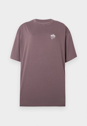 Fioletowa koszulka z krótkim rękawem z małym białym napisem "Cafe Swoosh Fresh Daily" oraz logo Nike na lewej piersi.