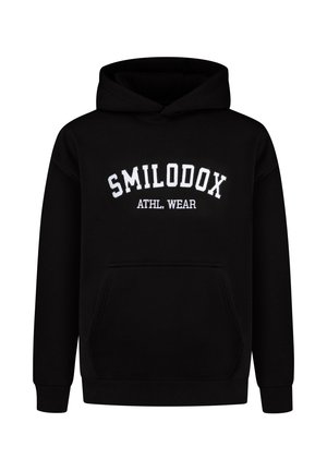 Schwarzer Hoodie mit Kängurutasche, gerippten Bündchen und Saum, mit weißem Text "SMILODOX ATHL. WEAR" auf der Brust.