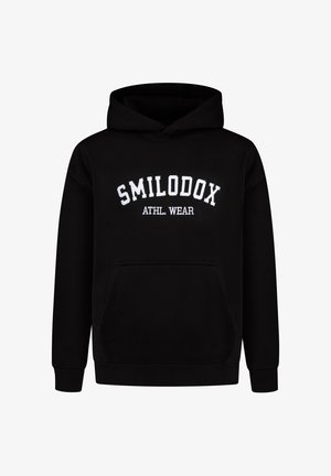 Sort hættetrøje med kængurulomme, ribkant ved ærmer og bund, med hvid tekst "SMILODOX ATHL. WEAR" hen over brystet.
