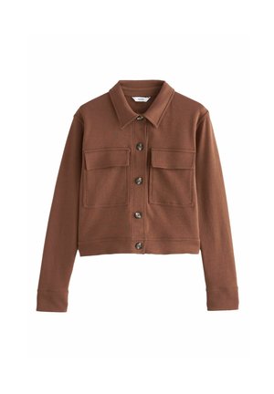 Veste marron à boutons avec manches longues, deux poches à rabat à l'avant et un col classique, présentée sur un fond blanc.