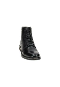 Schwarze Leder-Stiefelette mit Schnürdesign, rundem Zehenbereich und kontrastierenden Nähten. Verfügt über ein dezentes Muster an den Seiten und eine stabile Sohle.
