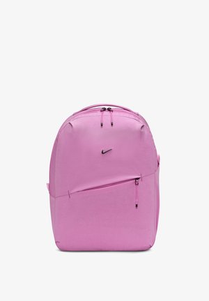 Rucsac Nike roz, cu un buzunar frontal subțire cu fermoar, două fermoare în partea de sus, buzunare laterale și un logo negru Nike Swoosh centrat pe față.