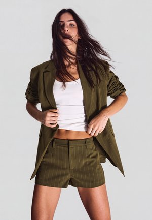 Bershka MINI SHORTS WITH BELT LOOPS 01290172 - Kratke hlače - khaki