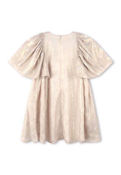 Robe rose pâle à manches courtes bouffantes, présentant un motif en relief subtil et une fermeture éclair dans le dos. Tissu doux et texturé.