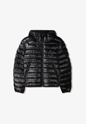 Doudoune noire avec capuche, dotée d'un design matelassé, d'une fermeture éclair et de deux poches latérales. Fabriquée dans un matériau lisse et brillant.