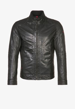 Schwarze Lederjacke mit Frontreißverschluss, Stehkragen, gesteppter Naht an den Bündchen und Seitentaschen mit Druckknöpfen.