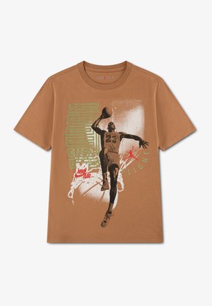 Hnedé tričko s grafikou basketbalistu smečujúceho do koša, číslom 23 a slovami Jordan, Nike Air a Flight v zelenej, červenej a bielej farbe.