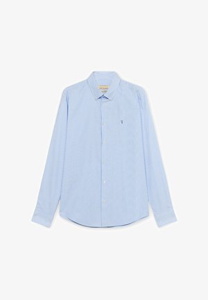 Vaaleansininen pitkähihainen nappikauluspaita, jossa on ohuet valkoiset pystysuorat raidat ja pieni kirjailtu logo vasemmassa rinnassa.