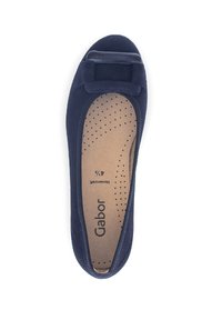Navyblaue Ballerinas aus weichem Wildledermaterial, mit gerundetem Zehenbereich und Schleifenakzent. Verfügt über eine gepolsterte Innensohle mit perforierten Details.