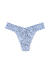 Lichte blauwe kanttanga met een bloemmotief, voorzien van een brede kanten tailleband en delicate randafwerking. Semi-doorzichtige stoftextuur.