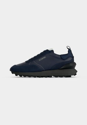 Marineblå lavtop sneaker med sort chunky sål, snørelukning og "ICEBERG" logo på siden.