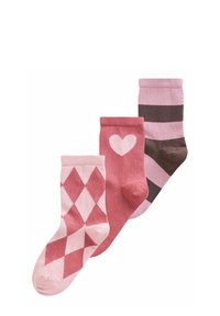 Tre paia di calze: una con un motivo a diamante rosa e bianco, una con un cuore bianco su sfondo rosa, e una con strisce marroni e rosa.
