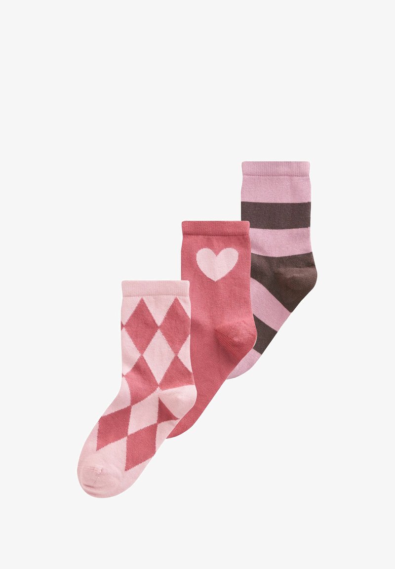 Trois chaussettes roses et marron à motifs, une avec des losanges, une avec un cœur et une avec des rayures horizontales, disposées côte à côte.