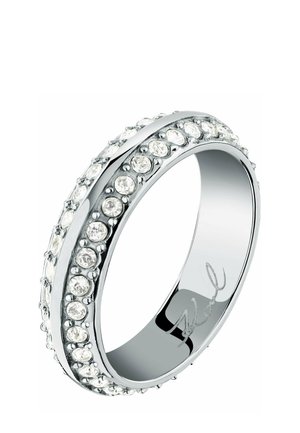 Silberner Bandring mit zwei Reihen gleichmäßig verteilter runder klarer Edelsteine und eingraviertem Kursivtext innen am Ring.