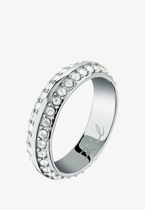 Silberner Bandring mit zwei Reihen gleichmäßig verteilter runder klarer Edelsteine und eingraviertem Kursivtext innen am Ring.