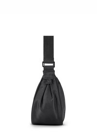Borsa a tracolla in tessuto nero con tracolla regolabile e piccolo etichetta quadrata sul fronte, fotografata su uno sfondo bianco.