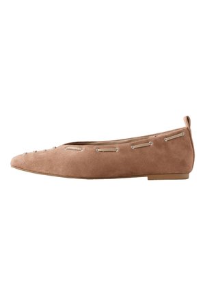 Ballerine plate en daim marron clair avec bout arrondi, œillets argentés le long des bords, petit talon et languette à l’arrière.