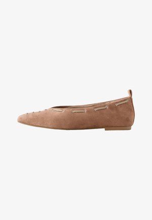 Lichtbruine suède ballerina met een afgeronde neus, zilverkleurige oogjes langs de randen, lage hak en een trekbandje aan de achterkant.