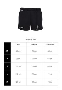 Zwarte shorts met een soepele textuur, met een ontspannen pasvorm, een tailleband en aangegeven meetindicatoren voor heup, lengte en beenwijdte.